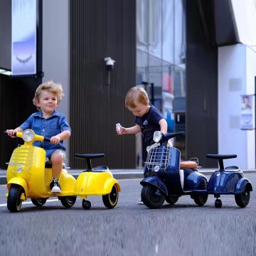 Vespa Twin Scooter Ride-On (Yellow)